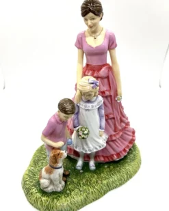 Fashion Royal Doulton Family Outing Figurine HN5789 - Ltd Ed 1000 *LAST ONE Pottery-Porcelain-China